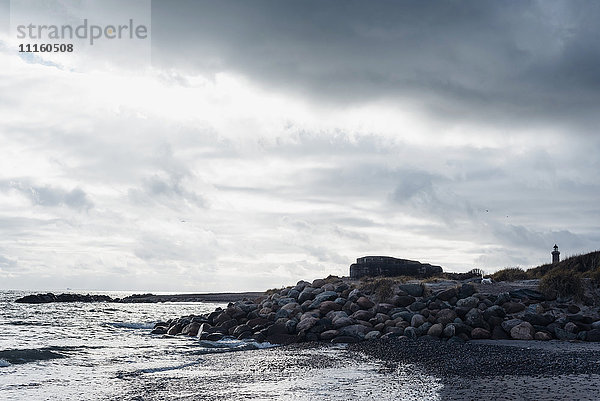 Dänemark  Skagen  Bunker und Leuchtturm am Strand