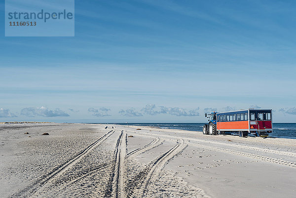 Dänemark  Skagen  Grenen  Traktor mit Anhänger am Strand