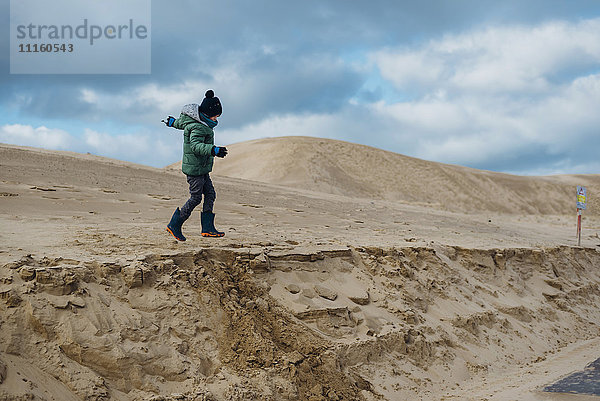 Dänemark  Nordjütland  Junge läuft in Wanderdünen am Leuchtturm Rubjerg Knude