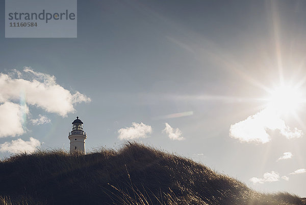 Dänemark  Hirtshals  Leuchtturm an der Küste im Gegenlicht