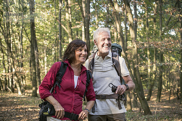 Seniorenpaar beim Wandern im Wald