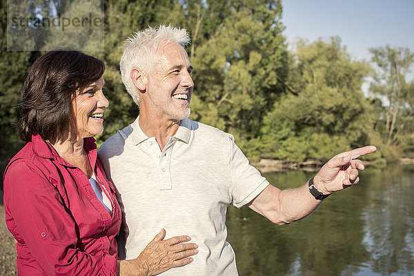 Glückliches Seniorenpaar am See