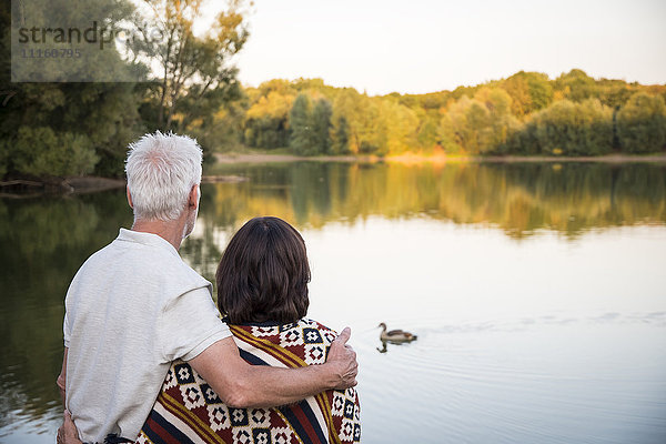 Seniorenpaar am See mit Blick auf Ente