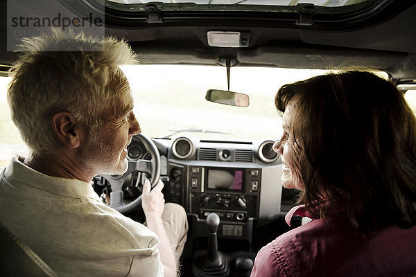 Seniorenpaar auf einer Fahrt im Geländewagen