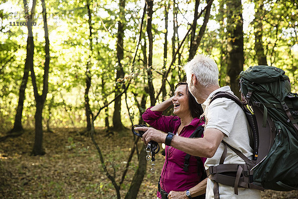 Glückliches Seniorenpaar beim Wandern im Wald