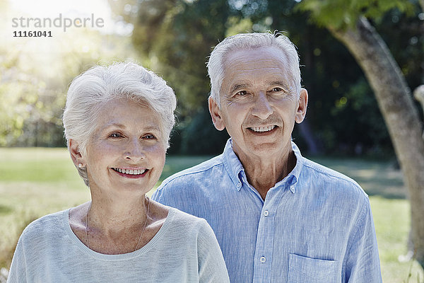 Porträt eines lächelnden Seniorenpaares im Park