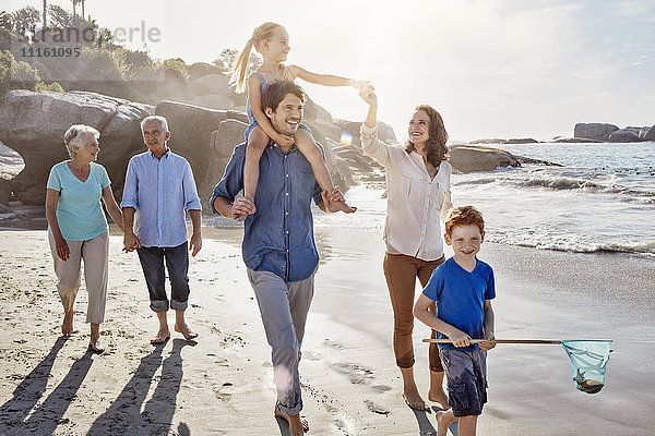Drei Generationen Familie am Strand