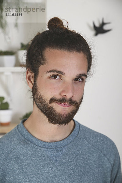 Bildnis eines jungen Mannes mit Bart und Brötchen