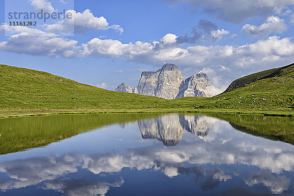 Italien  Provinz Belluno  Dolomiten  Selva di Cadore  Monte Pelmo reflektierend im Lago delle Baste