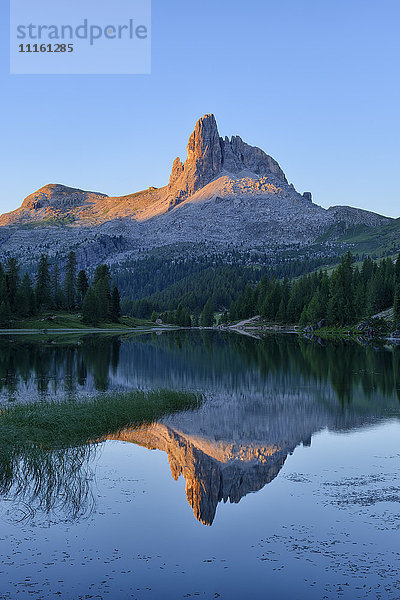 taly  Dolomiten  Belluno  Berg Becco di Mezzodi  der sich bei Sonnenuntergang im Federa See spiegelt