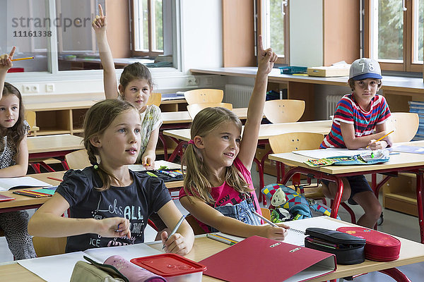 Aktive Schüler im Klassenzimmer