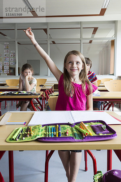 Porträt einer lächelnden Schülerin im Unterricht