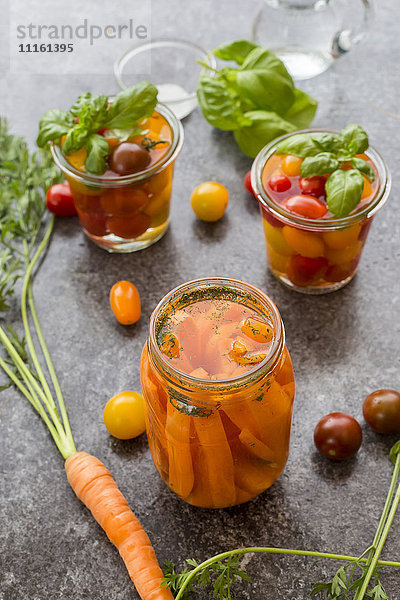 Fermentierte Tomaten und Karotten im Einmachglas