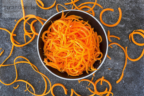Schale mit Karottenspaghetti