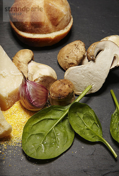 Zutaten für italienische Burger mit Polenta  Spinat und Steinpilzen