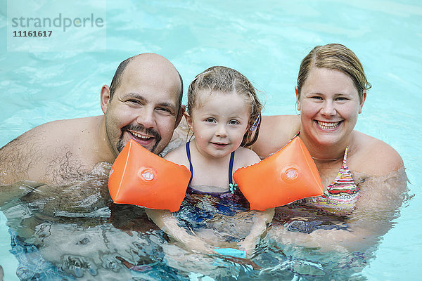 Familienportrait im Schwimmbad