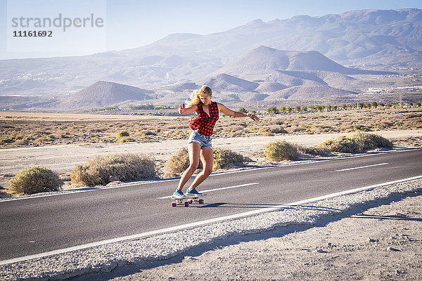 Spanien  Teneriffa  blondes junges Skateboarden