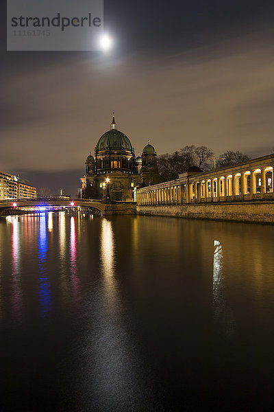 Deutschland  Berlin  Alte Nationalgalerie und Berliner Dom bei Nacht