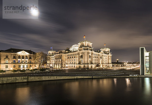 Deutschland  Berlin  Reichstag bei Nacht
