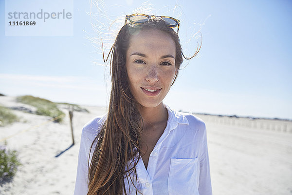 Porträt einer jungen Frau am Strand