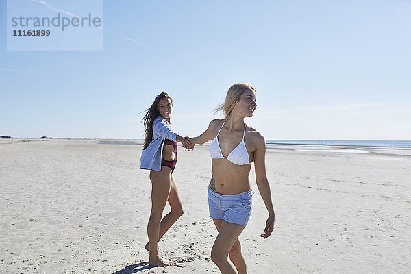 Zwei Freundinnen am Strand