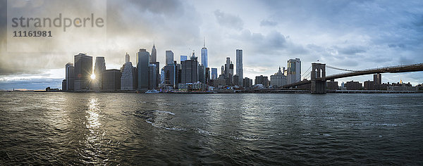 USA  New York City  Skyline bei Sonnenuntergang
