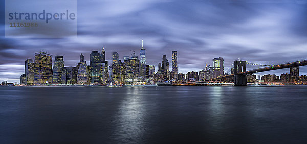 USA  New York City  Skyline bei Nacht  Langzeitbelichtung