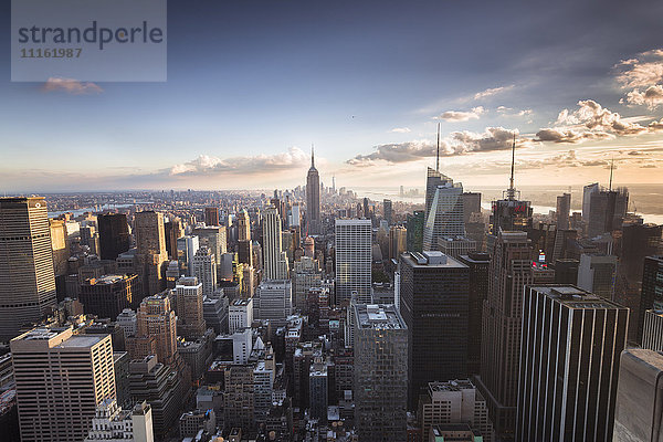 USA  New York City  Manhattan Skyline bei Sonnenuntergang