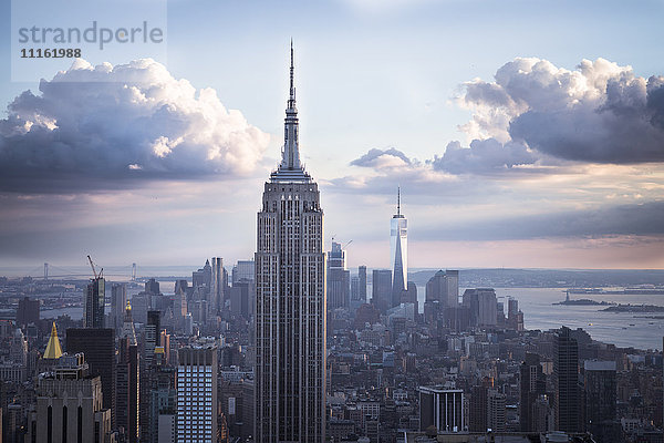 USA  New York City  Manhattan Skyline mit Empire State Building bei Sonnenuntergang