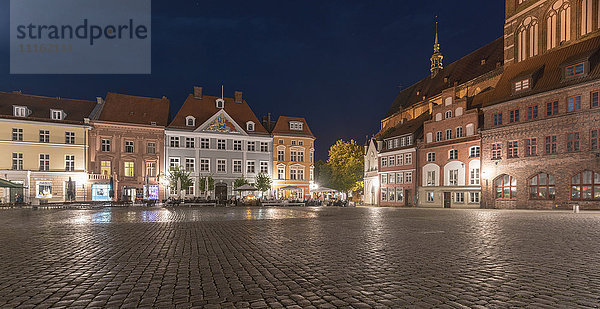 Deutschland  Mecklenburg-Vorpommern  Stralsund  Altstadt  Altmarkt und Nikolauskirche am Abend
