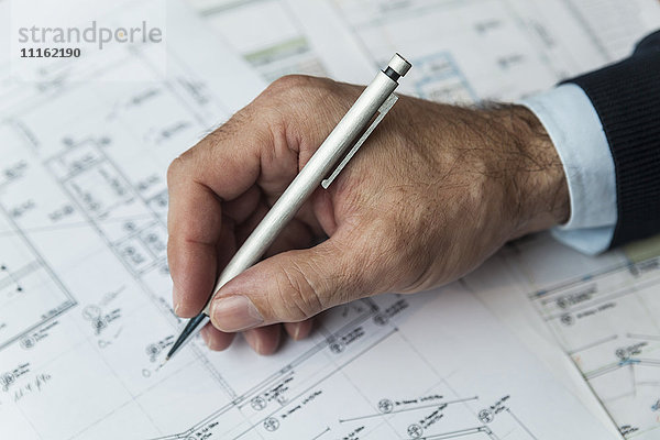 Hand des Architekten beim Schreiben des Grundrisses