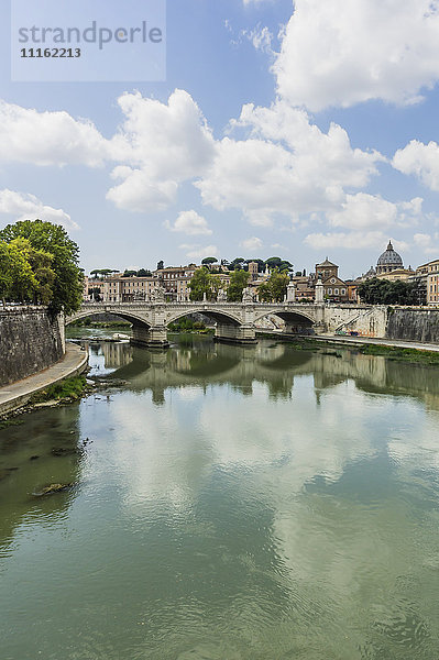 Italien  Rom  Blick auf die Stadt mit Kuppel der Peterskirche und dem Tiber im Vordergrund