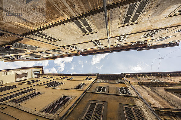 Italien  Rom  Fassaden alter Mehrfamilienhäuser