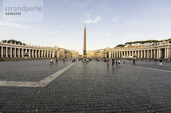 Italien  Rom  Blick auf den Petersplatz mit Obelisk im Vatikan