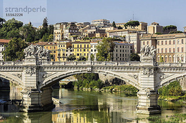Italien  Rom  Blick auf die Stadt mit dem Tiber im Vordergrund