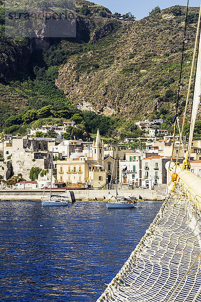 Italien  Sizilien  Lipari  Hafen und Segelschiff