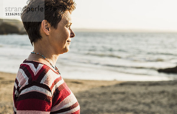 Frankreich  Halbinsel Crozon  Portrait einer reifen Frau am Strand