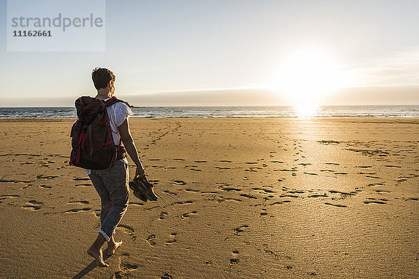 Frankreich  Bretagne  Finistere  Halbinsel Crozon  Frau beim Strandwandern