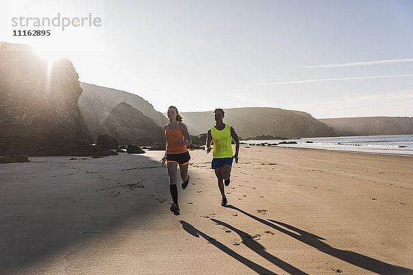 Frankreich  Halbinsel Crozon  junges Paar  das am Strand läuft