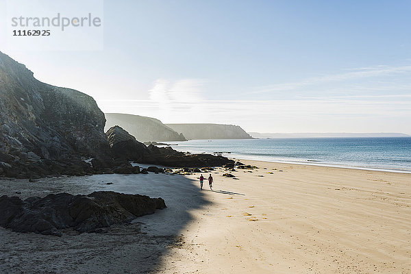 Frankreich  Halbinsel Crozon  junges Paar  das am Strand läuft