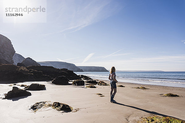 Frankreich  Halbinsel Crozon  Teenagermädchen am Strand stehend