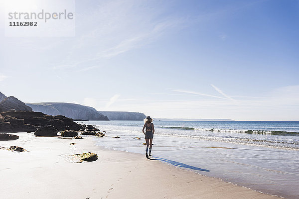 Frankreich  Halbinsel Crozon  Teenagermädchen beim Spaziergang am Strand