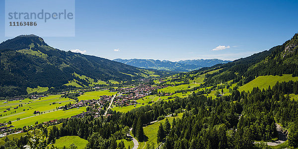 Deutschland  Bayern  Blick auf Ostrachtal und Imberger Horn und Bad Hindelang