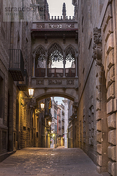 Spanien  Barcelona  Blick auf die Seufzerbrücke im gotischen Viertel