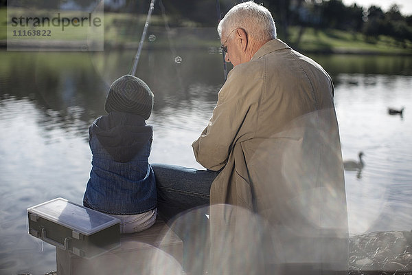 Großvater und Enkel beim gemeinsamen Fischen