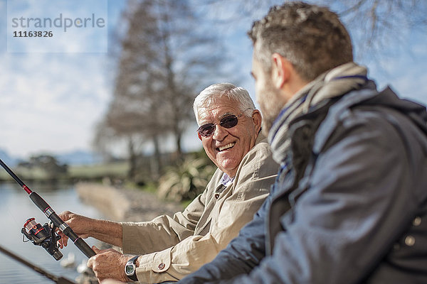 Senior und erwachsener Sohn beim gemeinsamen Fischen