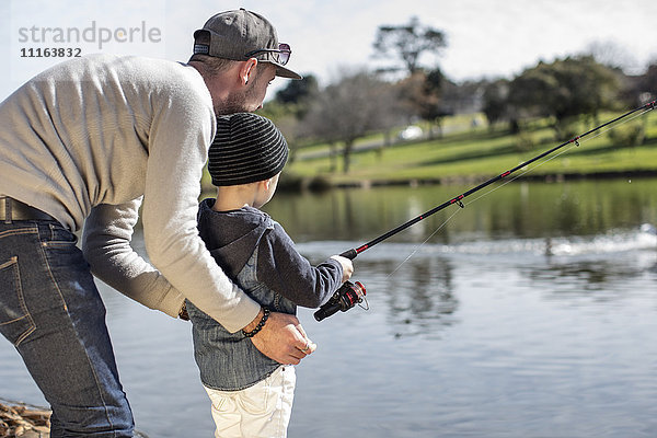 Vater und Sohn beim gemeinsamen Fischen