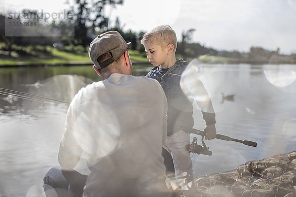 Vater und Sohn beim gemeinsamen Fischen