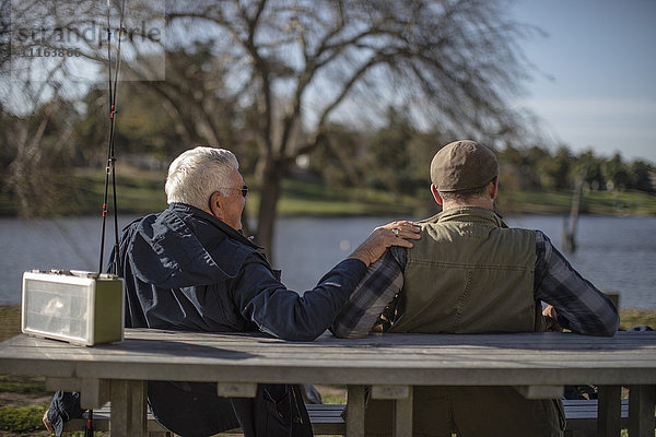 Senior und erwachsener Sohn beim gemeinsamen Fischen