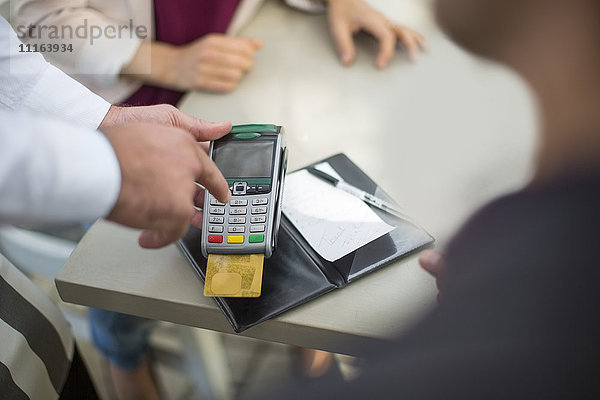 Bezahlung mit Kreditkarte im Restaurant